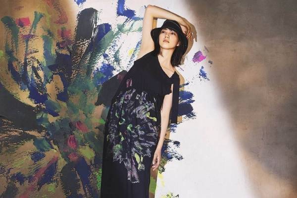 ヨウジヤマモトGround Y“爆発”アートを配したユニセックスシャツ＆ワンピ、「のん」描き下ろし