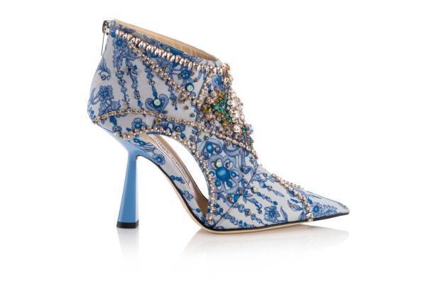 ジミー チュウの20年秋冬ウィメンズシューズ、“日本の絵巻物”着想ブーツ&パール付きスニーカー