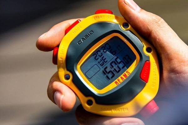 カシオ×ビームス“ストップウォッチ型”時計、G-SHOCKのジェイソンモデル配色で