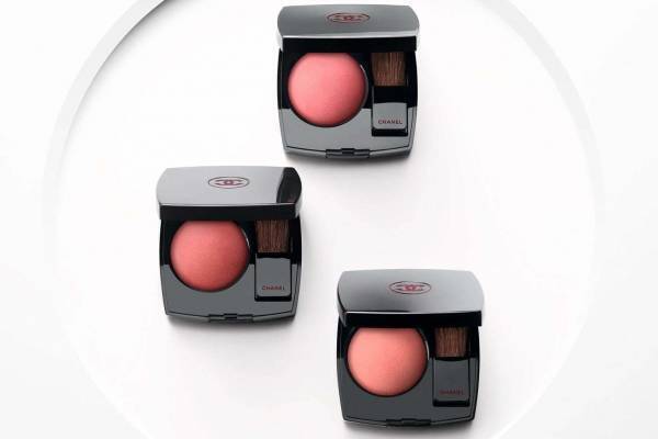 シャネルのチークカラーが限定デザインに、バーガンディの“ダブルCロゴ”入りパレット