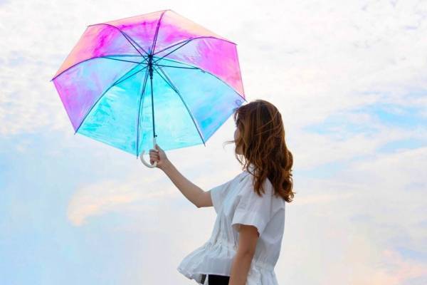 Wpc.の虹色“オーロラ”のようにきらきら輝くビニール傘、影もレインボーに