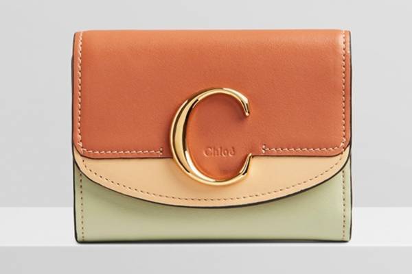 クロエから“Cロゴ”輝く「クロエ C」の新色ウォレット、淡いグリーン混ざるマルチカラーなど