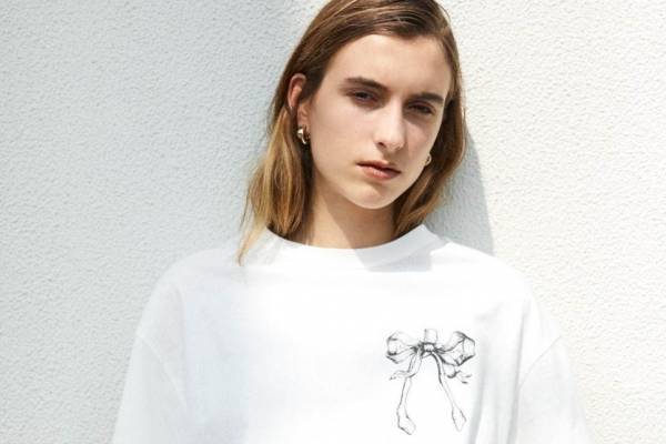 マウジー“リボン”モチーフのシンプルT、ジェーン・バーキンの娘ルー・ドワイヨンとコラボ