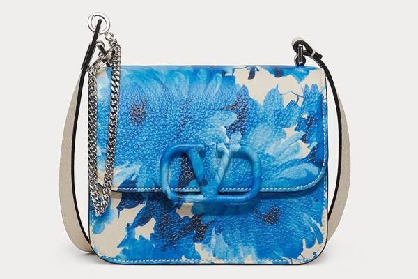 ヴァレンティノ“陶器の花柄”着想の新作、ブルーフラワーが咲き誇るドレス＆バッグ