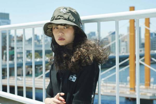 にゃーとニューエラ再びコラボ、ボックスロゴを抱えたにゃー付きTシャツやキャップ