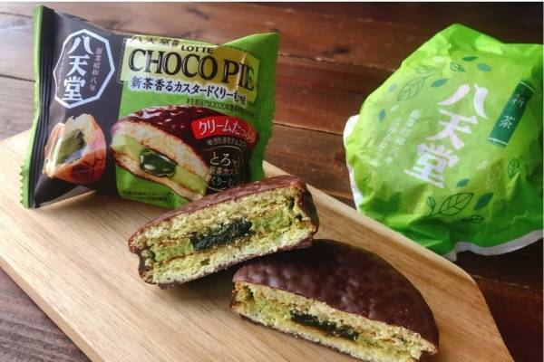 八天堂くりーむパン味の「チョコパイ」に新作、“新茶”たっぷりのカスタードクリーム&ソース入り