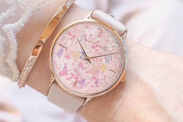 “オーロラ”のように輝くホログラム腕時計、アレットブランより - 光でキラキラと変わる表情