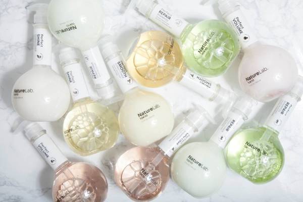 “フラスコ”ボトル入りヘアケア「ネイチャーラボ トーキョー」アットコスメ東京に、桜＆ユズの香り