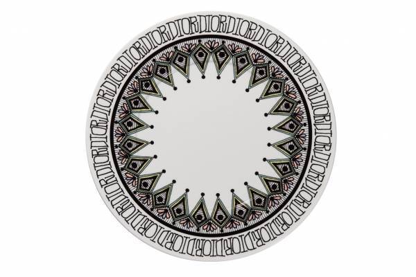 ディオール メゾン＆ステューシーの新作テーブルウェア、“DIOR”ロゴのプレート＆マグカップ