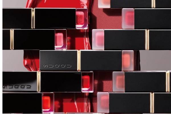 SUQQU“紅を差す仕草”から生まれた新リクイド リップ、霞がかったフォグ＆艶グロウ2つの質感で