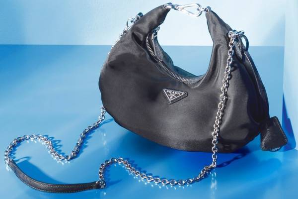 プラダ新作バッグ「プラダ リエディション」ナイロン素材の2WAY、伊勢丹新宿店限定ストアで先行発売