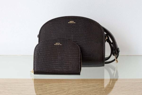 A.P.C. 半月型のミニハーフムーンバッグ＆ハーフムーンウォレットにニュウマン横浜限定色