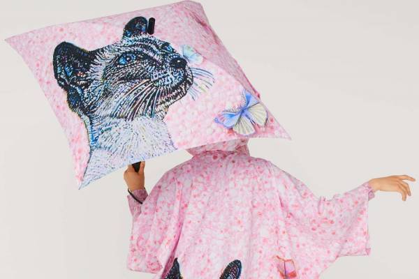 ミー イッセイ ミヤケから“猫”が主役の新作「ニャーオ」横尾美美作品を表現したトップスやレイングッズ