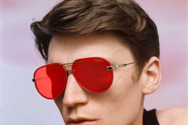 リモワから新アイウェアラインがデビュー、“スーツケース”とマッチさせたカラーサングラスなど