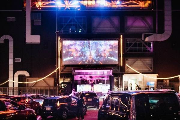 「ドライブインシアター」千葉ニュータウン＆万博記念公園で、車に乗ったまま映画鑑賞