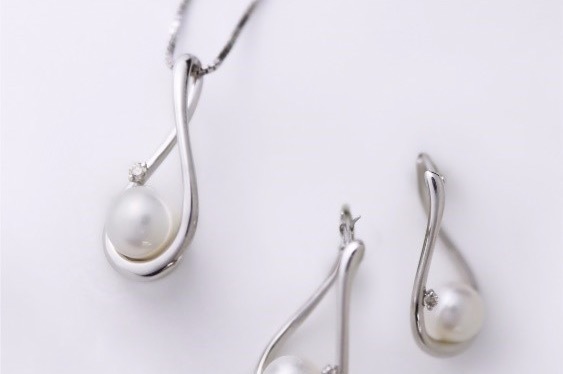 4℃“水の流れ”モチーフの限定パールネックレス＆ピアス、新宿店リニューアルで