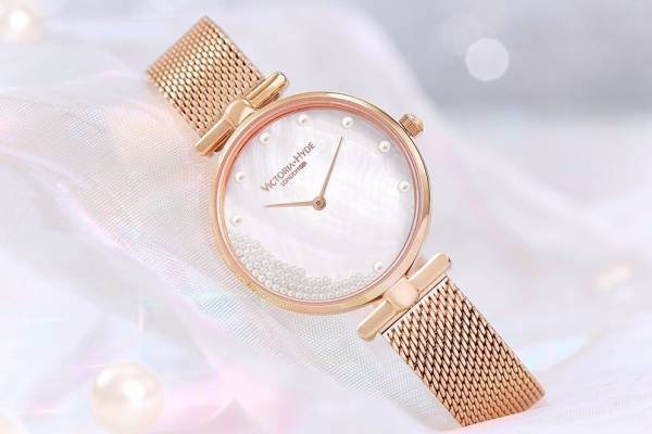 ヴィクトリア・ハイド ロンドンの新作腕時計、“小粒パール”揺れ動く華やかなデザイン