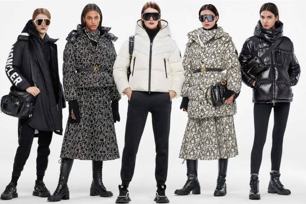 モンクレールのウィメンズ新作“チェーン風”ロゴプリントのダウンジャケット＆プリーツスカートなど