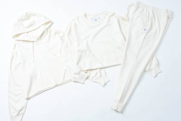 レイニングチャンプの限定ウィメンズフーディーやスウェットパンツなど、リラックス感のあるシルエットで