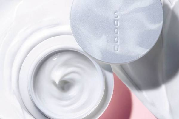 小顔効果のSUQQU“顔筋マッサージ”が進化、テクスチャー＆香りが3段階で変わるマッサージ クリーム