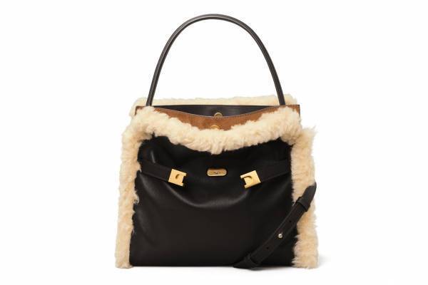 トリー バーチ20年秋冬新作、もこもこファー付きミニバッグ&“絵画”のような花柄ロングブーツ