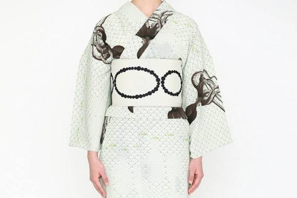 ドゥーブルメゾンの和洋折衷ゆかた、扇子が舞うチェック柄や箔加工の糸巻雲モチーフ