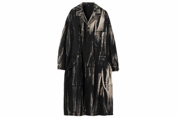 Y's “ローラーペイント”加工のドレスやパンツ、木材を埋め込んだクリアヒールのブーツも