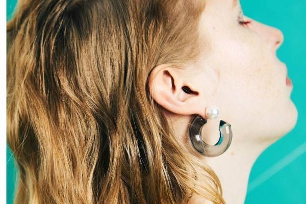 パメオポーズ“透け感クリスタル”のフープピアス＆カラフルビジューチョーカー