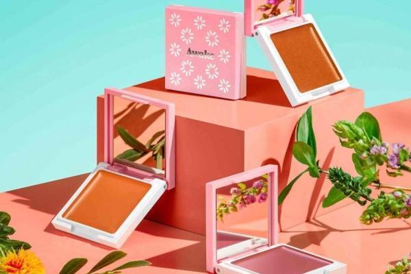 ヴィーガンコスメ「アウェイク」“にじむような血色感”演出のチーク＆リップ、高機能フェイスパウダーも