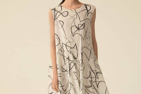 プリーツ プリーズ イッセイ ミヤケ“指揮棒の軌跡”モチーフワンピ＆“バイオリン”型バッグ