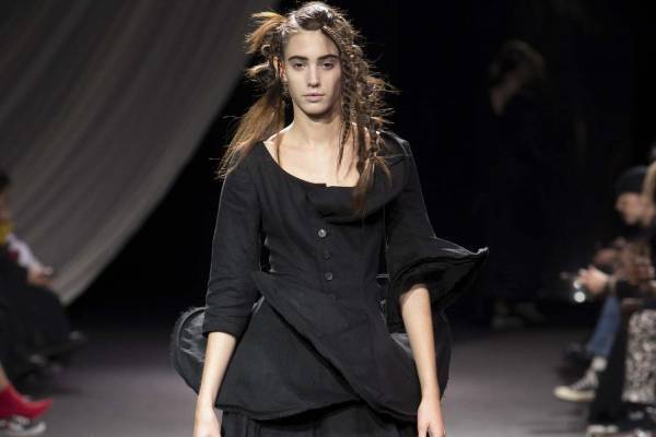 ヨウジヤマモト社各ブランドが表参道ヒルズに集結、メンズウィメンズのショーピースやバッグも