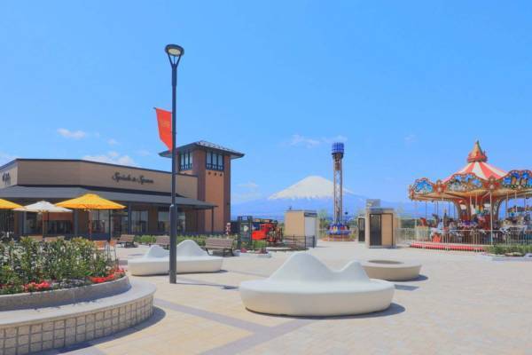 御殿場プレミアム・アウトレットで20周年記念セール開催