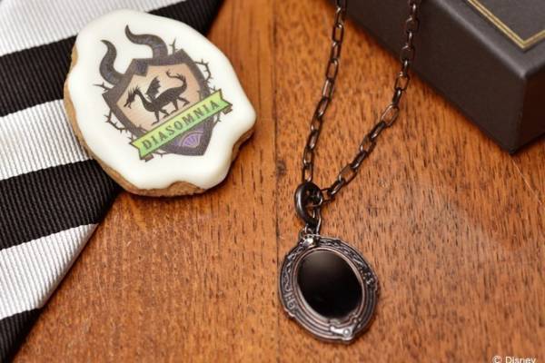 Q-pot.のディズニー「ツイステ」ジュエリー、寮の紋章を配した“魔法の鏡”チョコネックレスなど