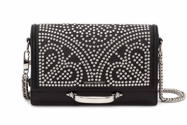 アレキサンダー・マックイーン“ハート模様のスタッズ”限定バッグなど、表参道の新旗艦店で