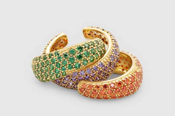 トムウッドの新作イヤーカフ、チャンキーシルエットにカラフルなパヴェを敷きつめて