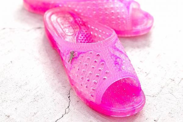 ミントデザインズ“マーブルカラー”の新作クリアサンダル、福岡・岩田屋本店の期間限定ストアで