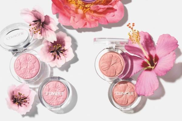 クリニークの人気チーク「チーク ポップ」が“桜・ハイビスカス・ピオニー”デザインに