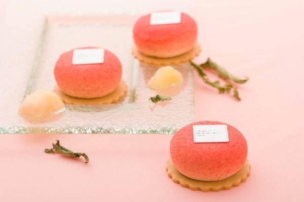 サダハル・アオキ2020年夏の新作“桃”ケーキ、ハーブティーのクレームブリュレをイン