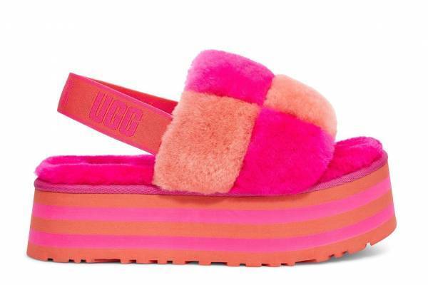 UGGの“厚底ソール＆ふわふわファー”サンダル、ピンクやブルーなど鮮やかカラーの新作