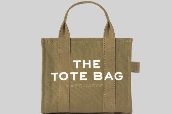 ザ マーク ジェイコブス「ザ トートバッグ」大胆ロゴトートにミニサイズ、ショルダーにもなる2WAY