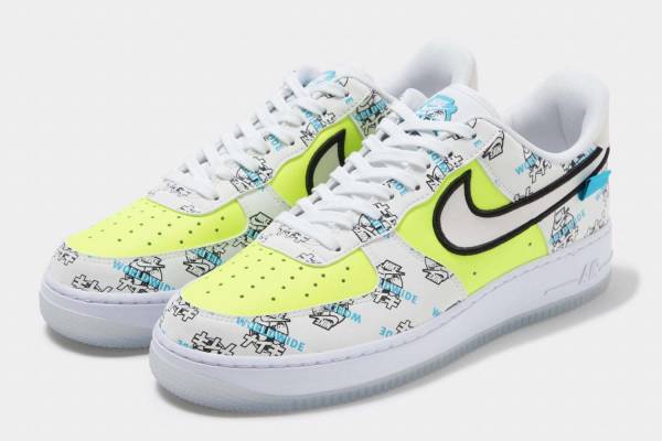 ナイキ“カタカナ”のロゴを散りばめたスニーカー「エア フォース 1」など、ネオンカラーを効かせて