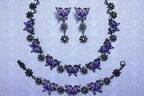 アナ スイから“蝶×花”モチーフの新作アクセサリー、紫のビジュー煌めくピアスやネックレスなど