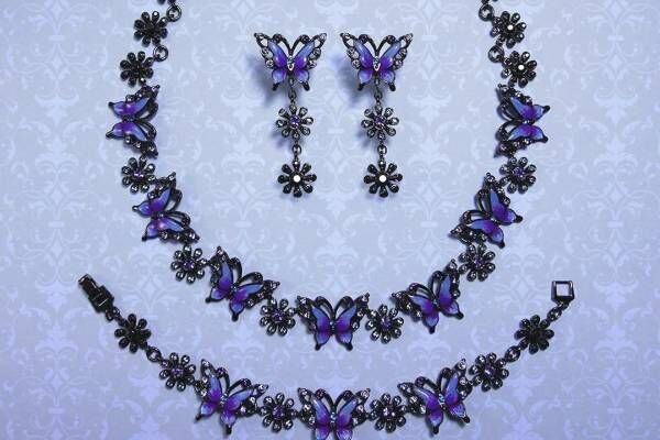 アナ スイから“蝶×花”モチーフの新作アクセサリー、紫のビジュー煌めくピアスやネックレスなど