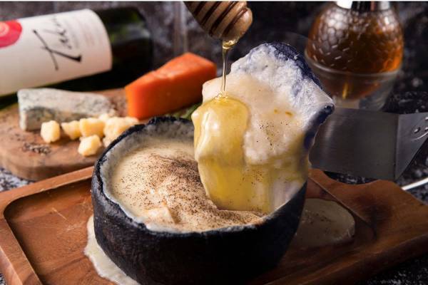 チーズと生はちみつ専門店「ベーネ」名古屋にオープン、国産生はちみつ&チーズ食べ放題メニューなど