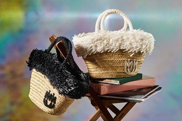 ミュウミュウ“南仏”着想の新作、レトロなクロシェ編みバッグ＆バレリーナシューズやバスケットバッグ