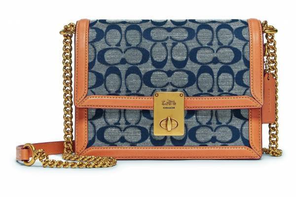 コーチから“軽やか”シャンブレー×シグネチャーパターンの新作バッグ、メンズ&ウィメンズで