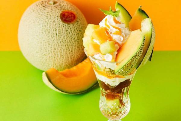 フタバフルーツパーラーの限定パフェ「赤いアンデスメロンパフェ」旬を迎えた赤肉メロンをふんだんに使用