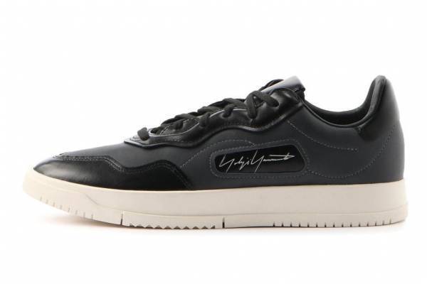 ヨウジヤマモト×アディダス新作スニーカー＆ウェア、シグネチャーロゴを配したコートシューズやジャケット