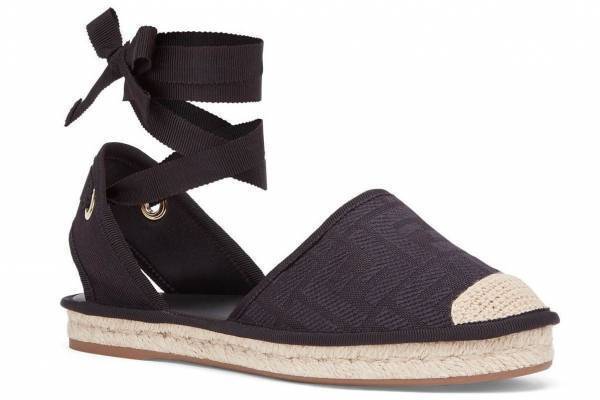 フェンディ“FFロゴ”のエスパドリーユ「フェンディ ローム」新作、上品カラーのスリッポン