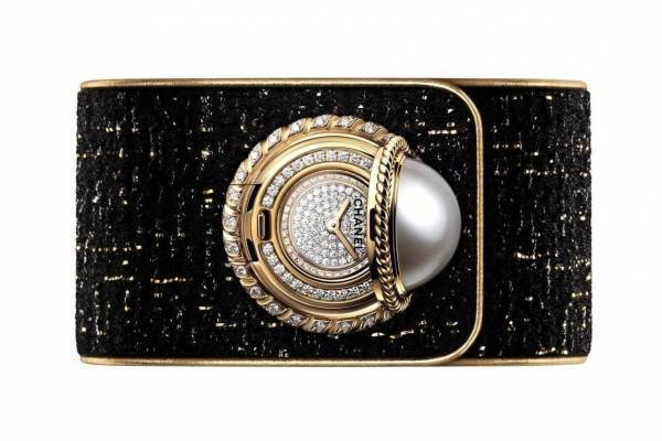 シャネル“ジャケットのボタン”着想の新作ジュエリーウォッチ、ボタンの下に時計を潜ませて